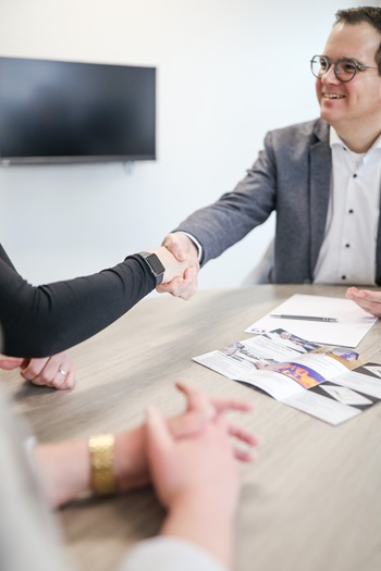 Berater und Kunde geben sich die Hand